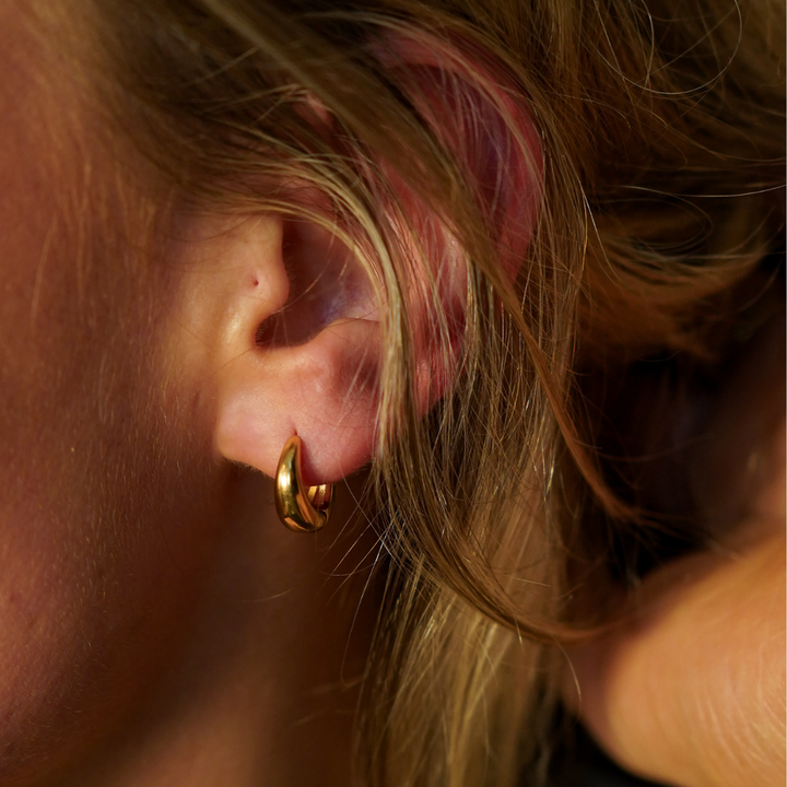 Luna Huggie Hoop Earrings 16mm - Gold